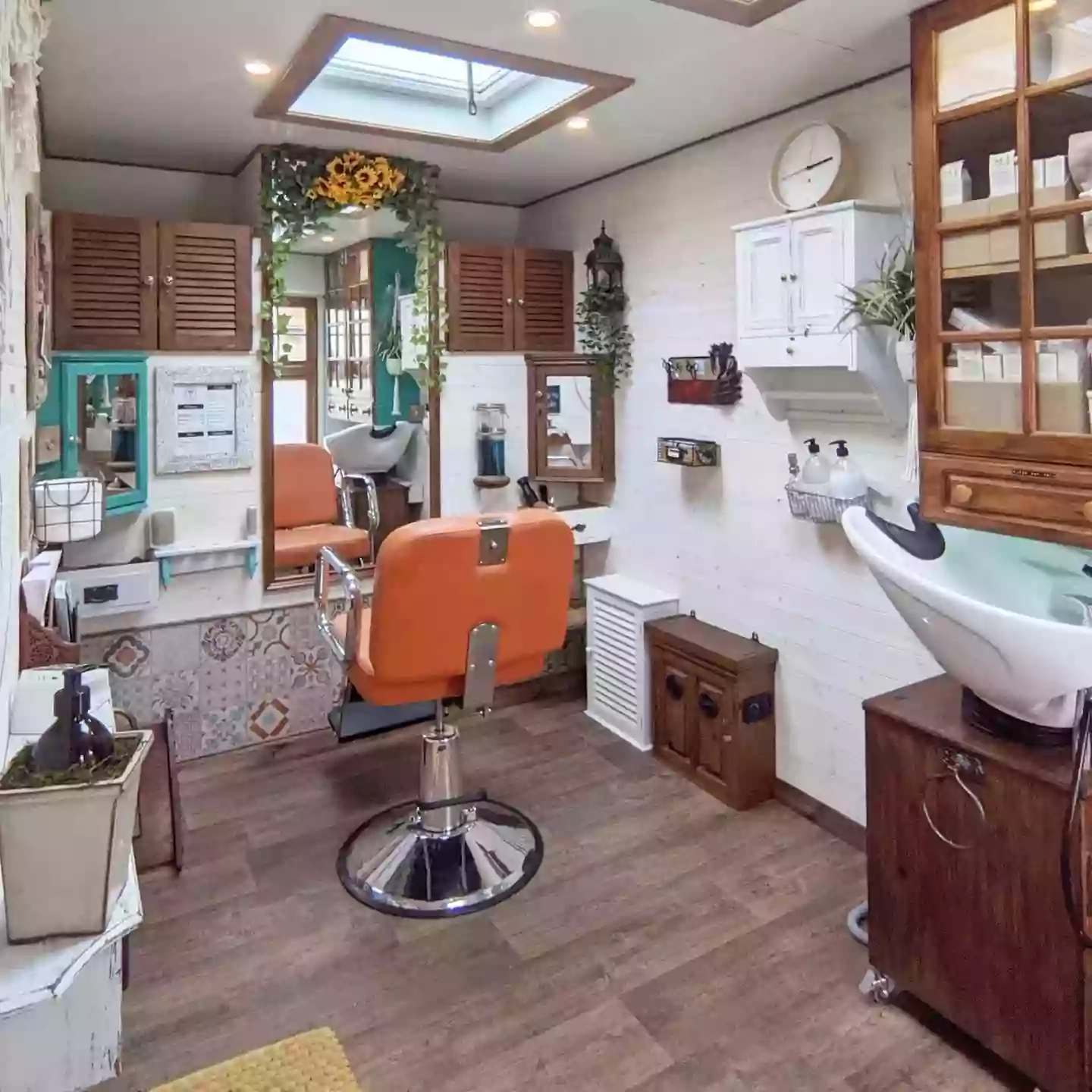 Tiny Salon