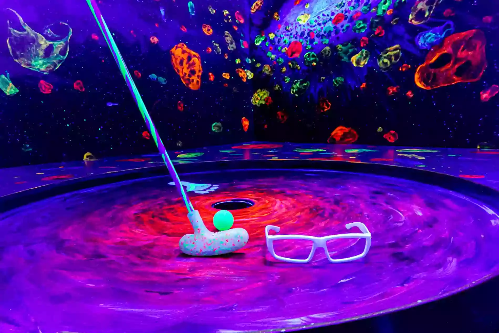 Glowing Rooms 3d Mini Golf & VR Escape Rooms