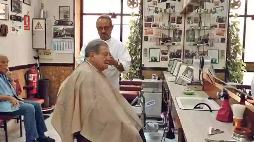 Barbershop Moll