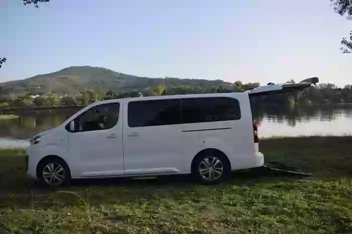 Belén y Roberto Taxi Tui 8 plazas ó 6 + silla de ruedas