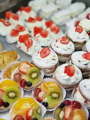 Pastelería Cafetería | Alarcon´s Bakery Benidorm | Desayunos, Pasteles, Tartas por encargo.