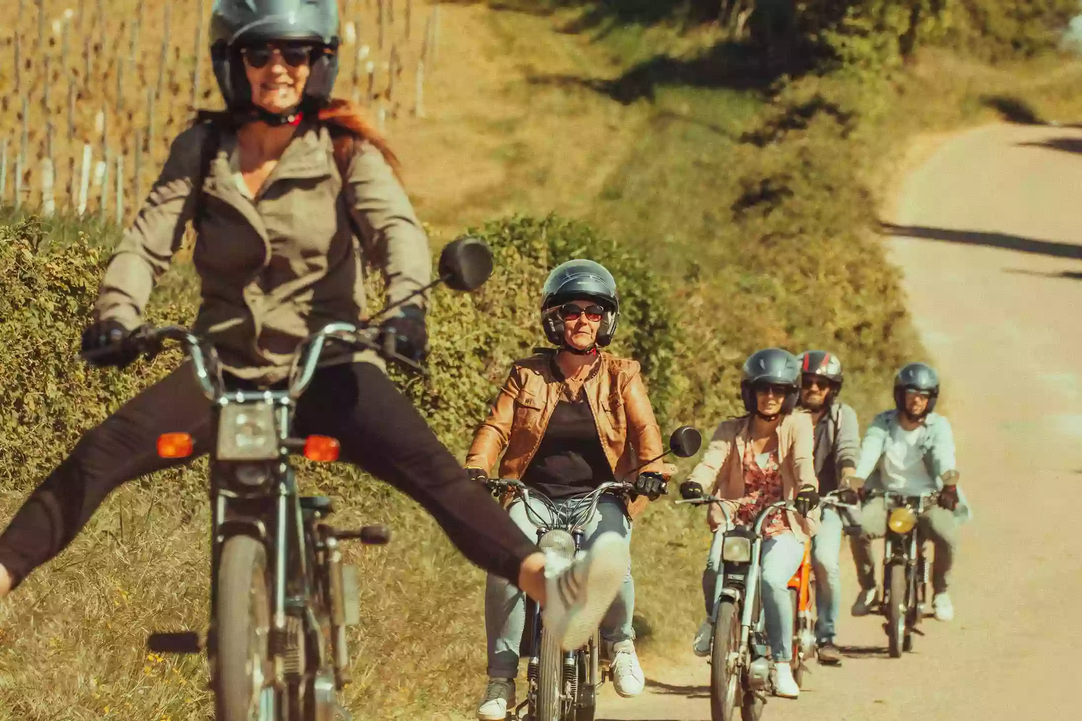 Les BRÈLES BALADES en Bourgogne, Location de mobylette vintage sur la Côte Chalonnaise