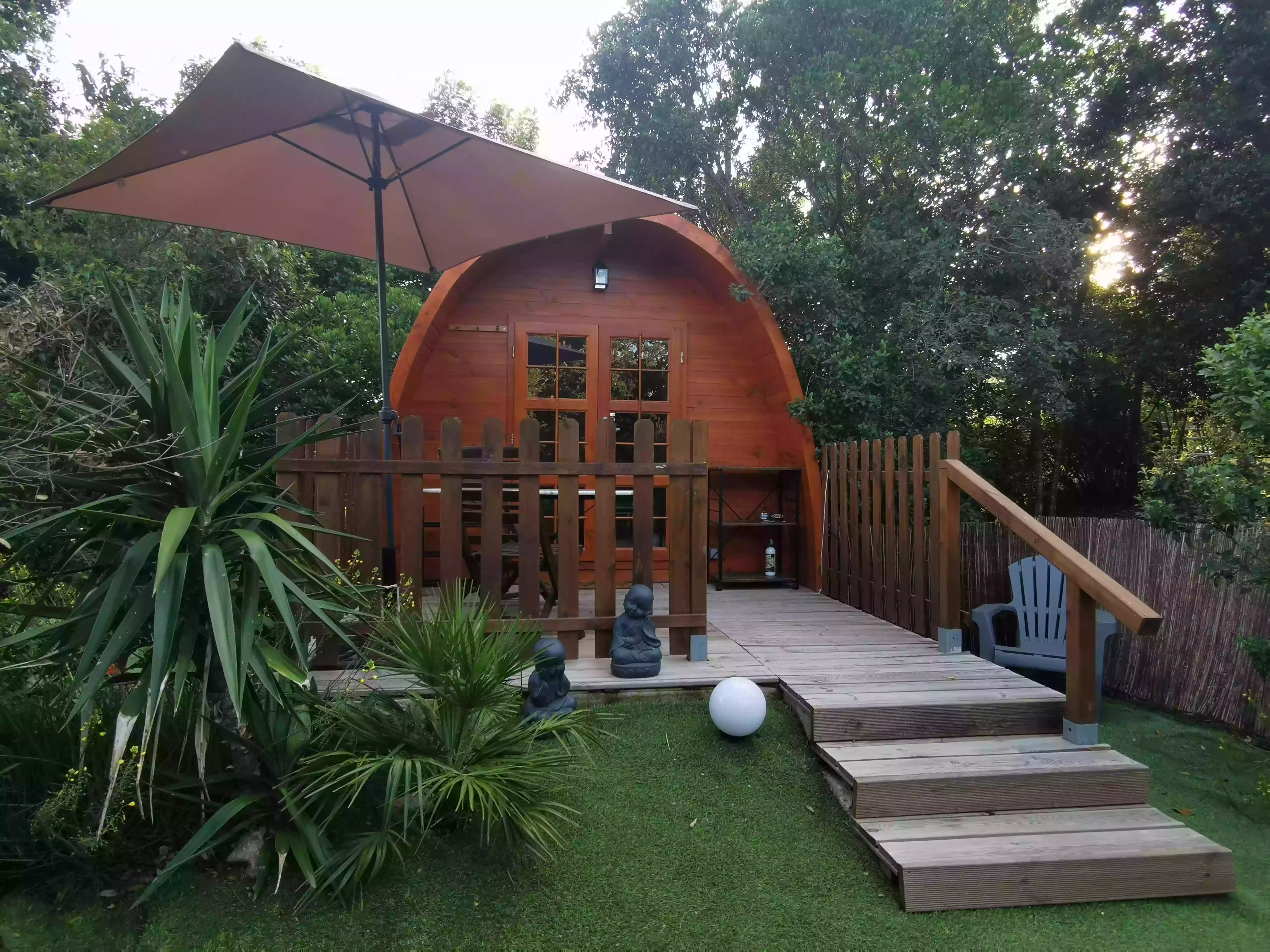 Ma cabane au fond du jardin: vacances insolite climatisé, salle de bains privative, jardin proche Bonifacio en Corse-du-Sud