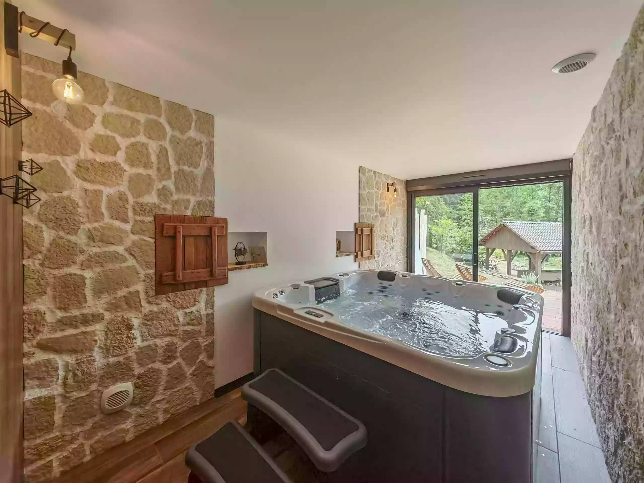 Gîte En Plain'Nature avec Jacuzzi privatif