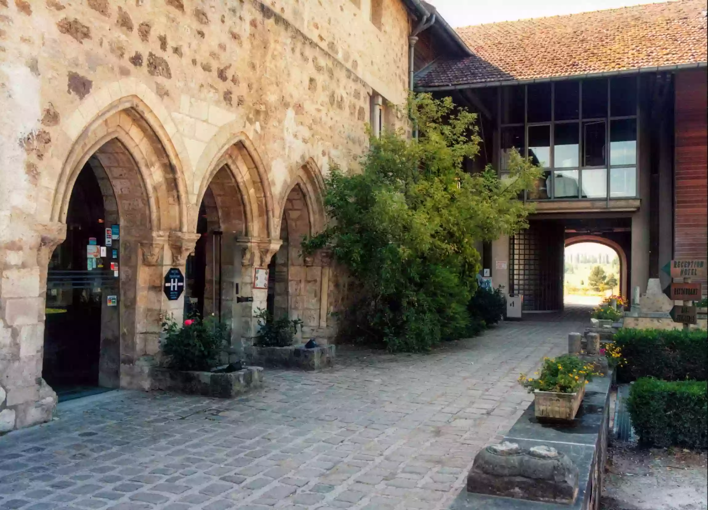 HÔTEL ABBAYE DU GOLF DE LÉSIGNY