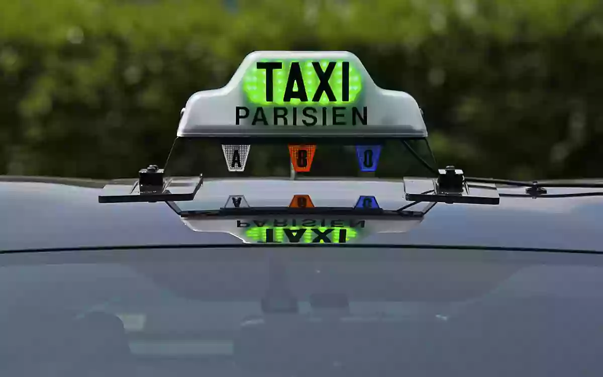 Borne de taxi Métro Porte de Montreuil