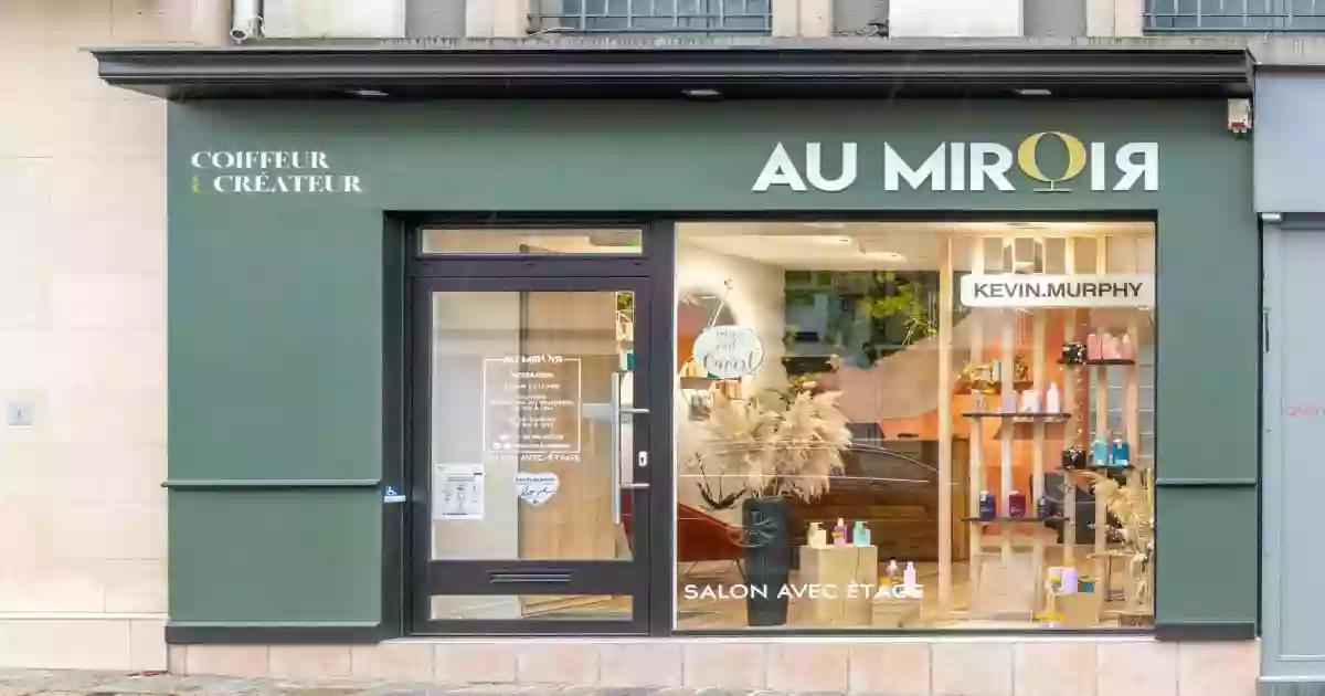 AU MIROIR