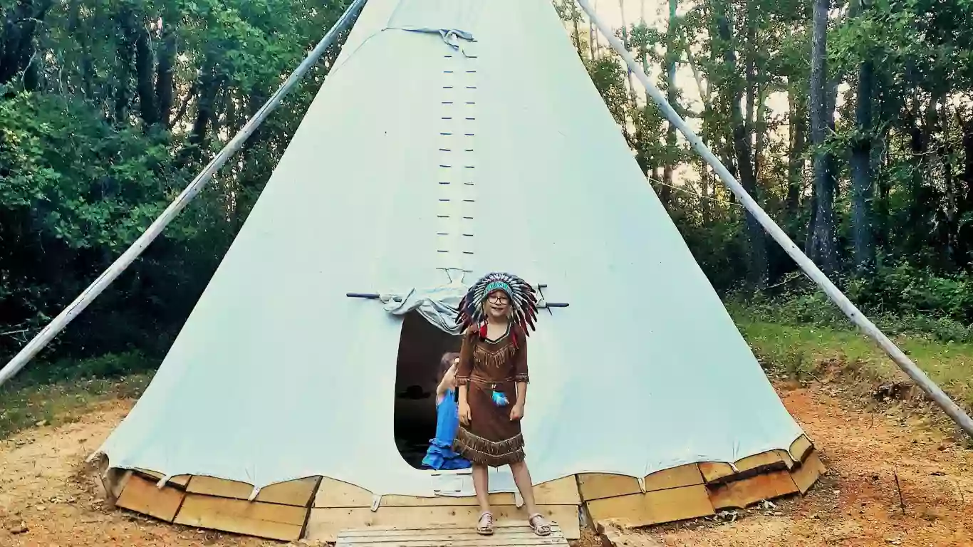 Tipis et chalet du Grand Peuch Lascaux en Perigord : Hebergement insolite Périgord Dordogne Aquitaine