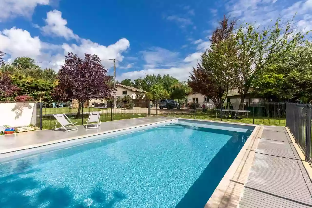 Gîtes avec piscine, à la campagne, proche plage dans le Médoc, gîte grande capacité en Gironde