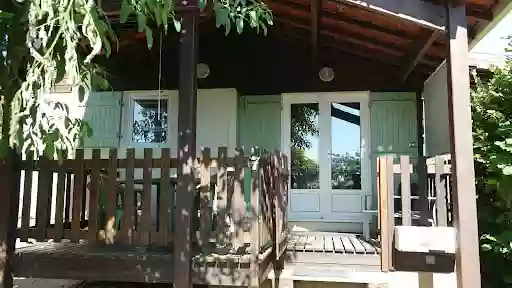 Chalets de vacances n°3 et n°7 gîtes de la Bastide de Domme au cœur du Périgord Noir en Dordogne.