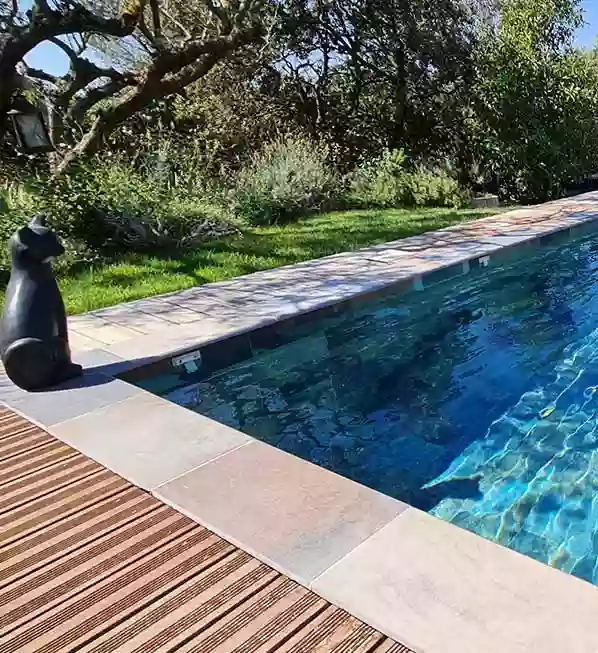 Nuances de bleu constructeur piscine béton