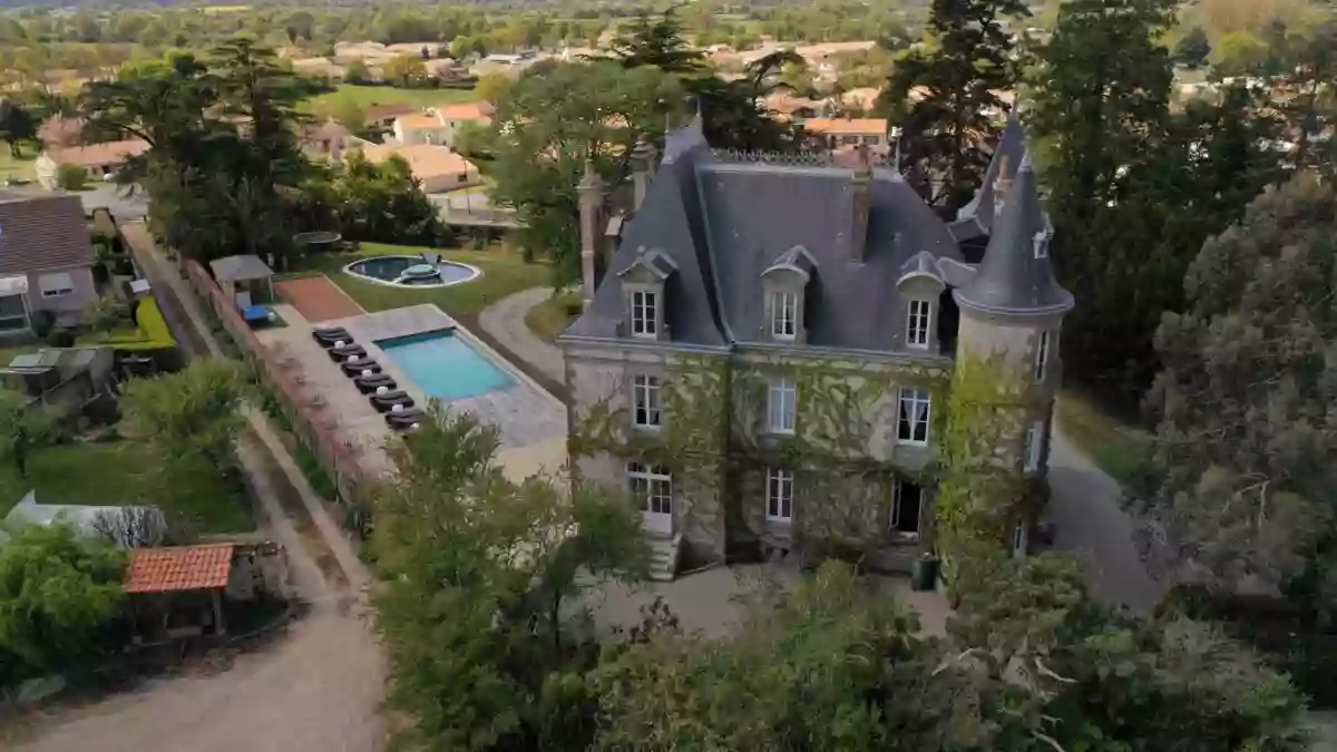 LE CHÂTEAU DES TOURELLES EN VENDÉE - A 10 MINUTES DU PUY DU FOU