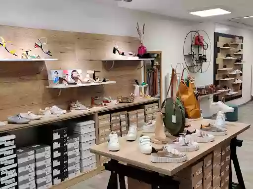 AU COMPTOIR DE LA CHAUSSURE