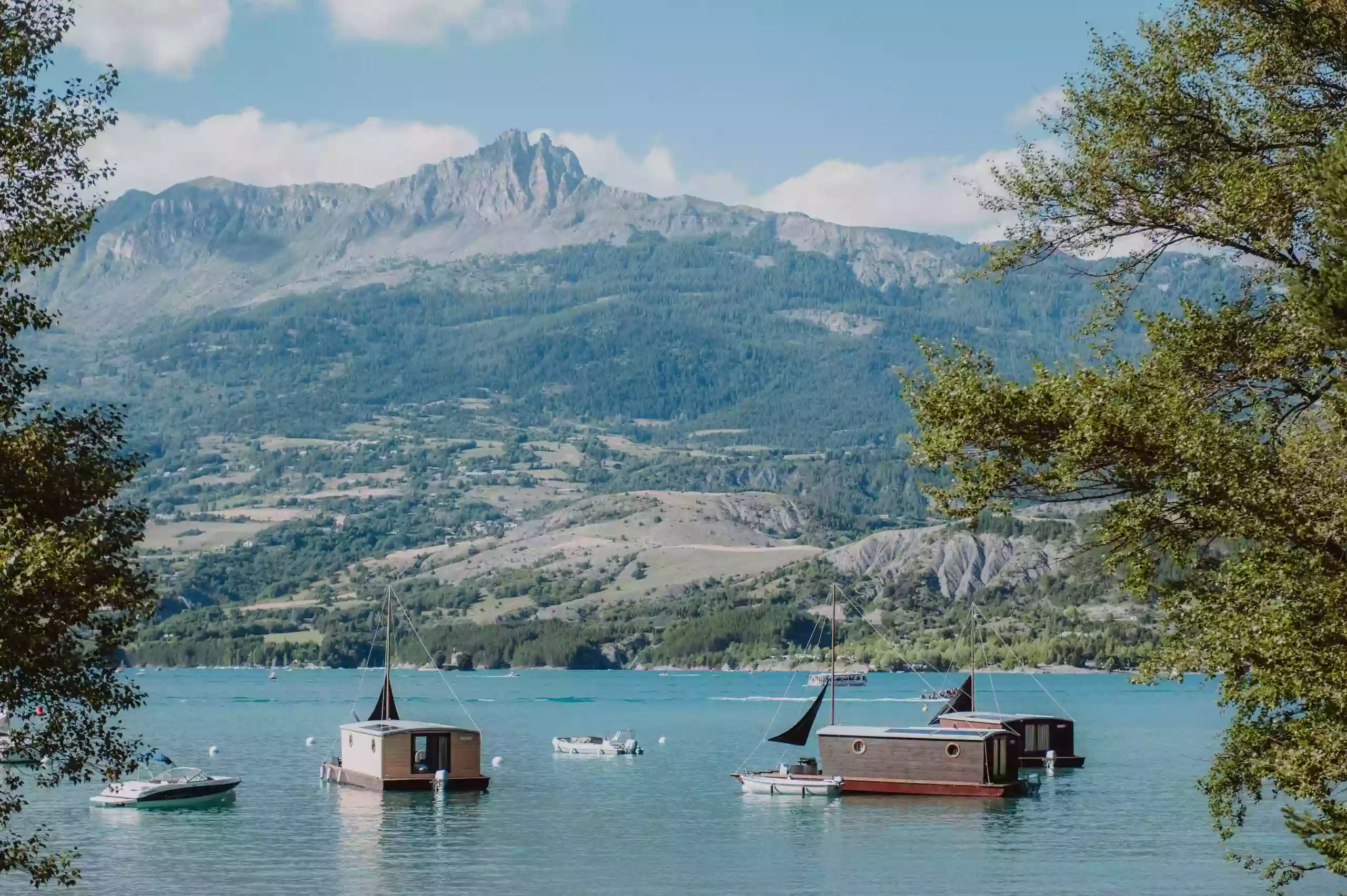 Les Toues Cabanées du Lac