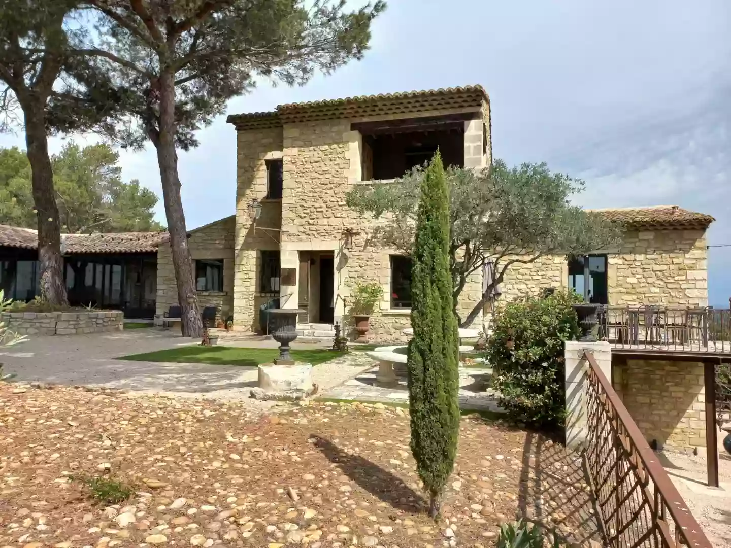 Le Bastion des Papes. Location saisonnière de charme en Provence, avec piscine et SPA privés